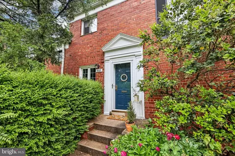 3527 Martha Custis Dr, Alexandria, VA 22302