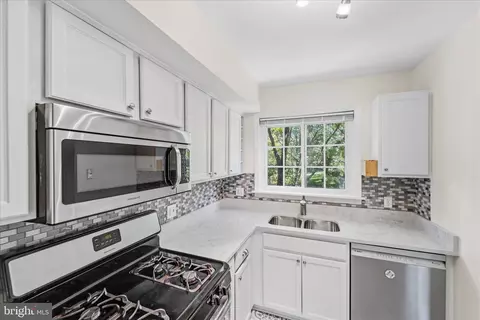3226 Gunston Rd, Alexandria, VA 22302