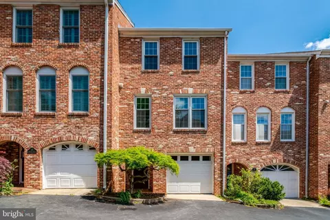 115 Shooters Ct, Alexandria, VA 22314