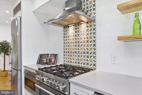 1929 N Quaker Ln, Alexandria, VA 22302