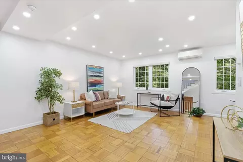 1929 N Quaker Ln, Alexandria, VA 22302