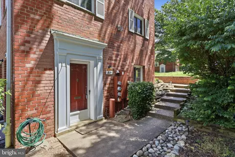 1619 Fitzgerald Ln #912, Alexandria, VA 22302