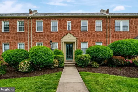 5 Russell Rd #A, Alexandria, VA 22301