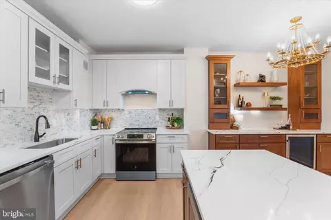 200 N Pickett St #1614, Alexandria, VA 22304
