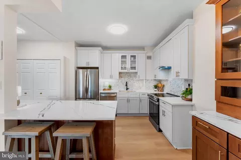 200 N Pickett St #1614, Alexandria, VA 22304