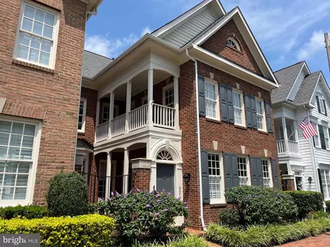 407 S Henry St, Alexandria, VA 22314