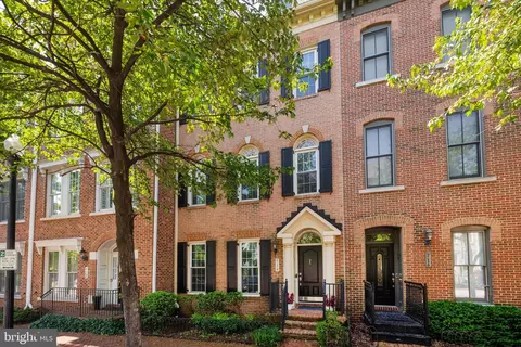 714 Day Ln, Alexandria, VA 22314