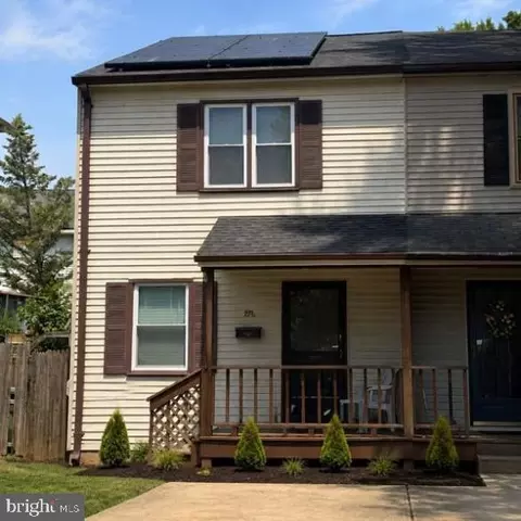 9 Leadbeater St #1/2, Alexandria, VA 22305