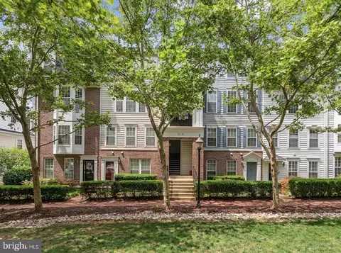 5090 Donovan Dr #102, Alexandria, VA 22304