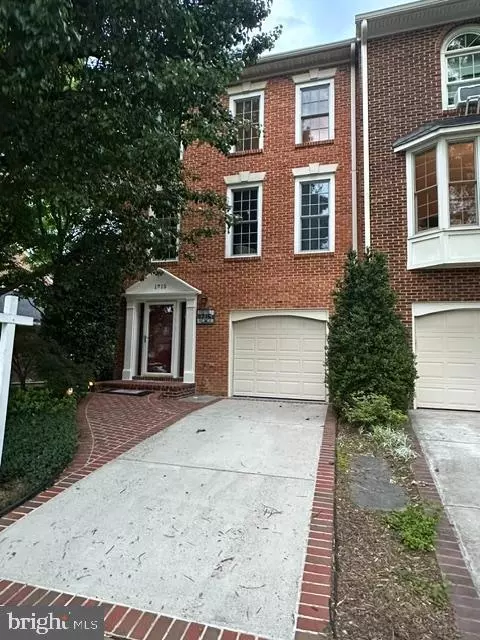 1715 Dogwood Dr, Alexandria, VA 22302