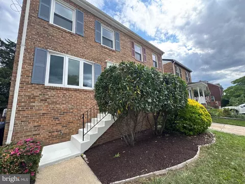 19 E Myrtle St #A, Alexandria, VA 22301