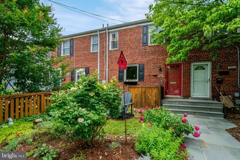 2932 Sycamore St, Alexandria, VA 22305