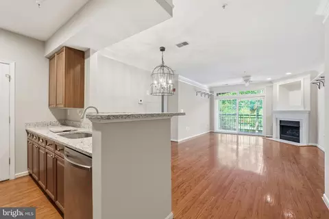 5112 Donovan Dr #101, Alexandria, VA 22304