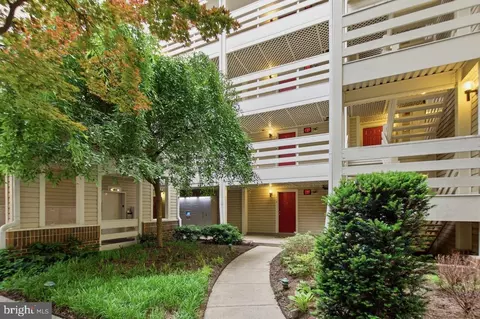 240 S Reynolds St #212, Alexandria, VA 22304