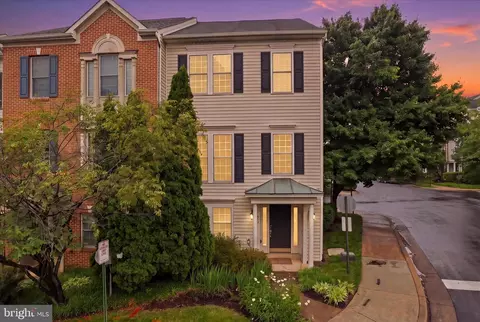 918 Harrison Cir, Alexandria, VA 22304
