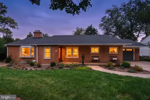 415 Crown View Dr, Alexandria, VA 22314