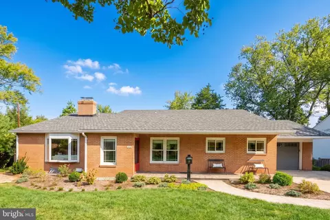 415 Crown View Dr, Alexandria, VA 22314