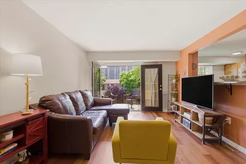 418 N Armistead St N #201, Alexandria, VA 22312