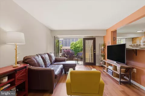 418 N Armistead St N #201, Alexandria, VA 22312