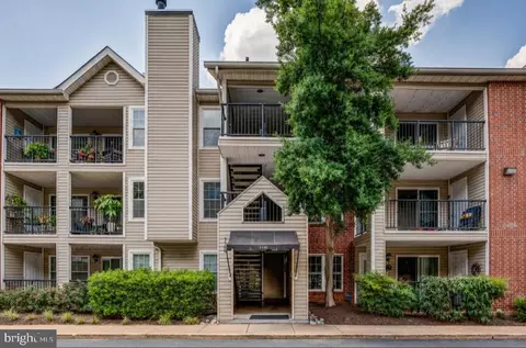 3308 Wyndham Cir #124, Alexandria, VA 22302
