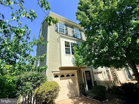 103 Meadows Ln, Alexandria, VA 22304