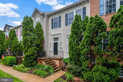 903 Harrison Cir, Alexandria, VA 22304