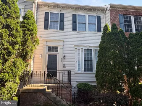 903 Harrison Cir, Alexandria, VA 22304