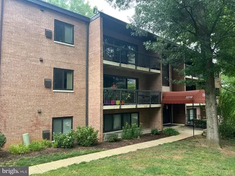 3210 S 28th St #404, Alexandria, VA 22302