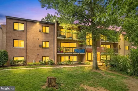 3210 S 28th St #404, Alexandria, VA 22302
