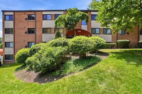 3300 S 28th St #402, Alexandria, VA 22302