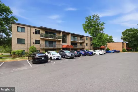 3222 S 28th St #402, Alexandria, VA 22302
