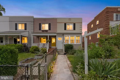 112 Lynhaven Dr, Alexandria, VA 22305