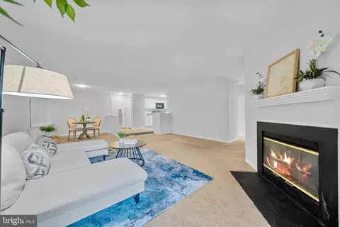 244 S Reynolds St #302, Alexandria, VA 22304