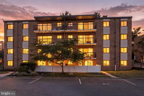 3240 S 28th St #101, Alexandria, VA 22302