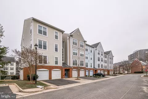 277 S Pickett St #302, Alexandria, VA 22304