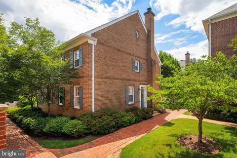 1039 N Pitt St, Alexandria, VA 22314