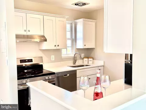 1708 W Abingdon Dr #301, Alexandria, VA 22314