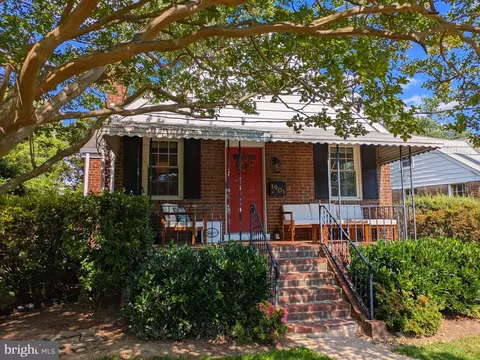 1901 Scroggins Rd, Alexandria, VA 22302