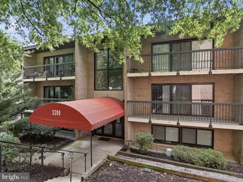 3200 S 28th St #202, Alexandria, VA 22302