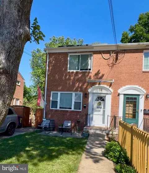 31 Garden Dr, Alexandria, VA 22304