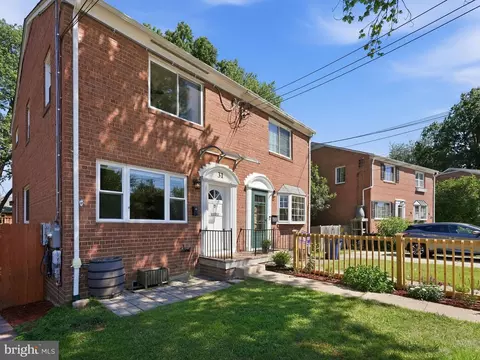 31 Garden Dr, Alexandria, VA 22304