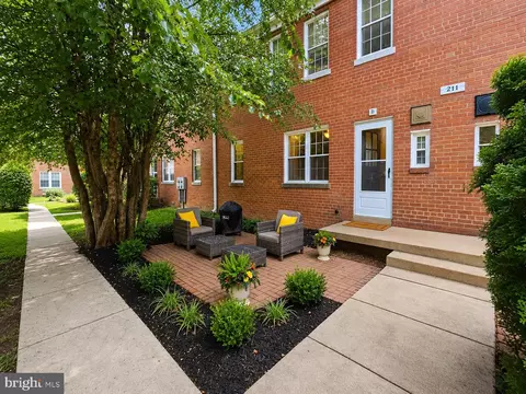 211 E Glebe Rd #D, Alexandria, VA 22305