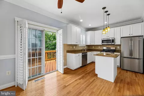 113 Meadows Ln, Alexandria, VA 22304