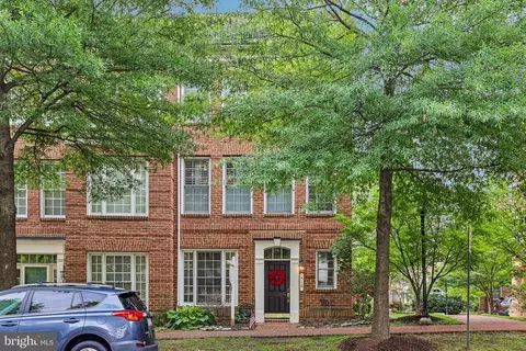 418 Ferdinand Day Dr, Alexandria, VA 22304