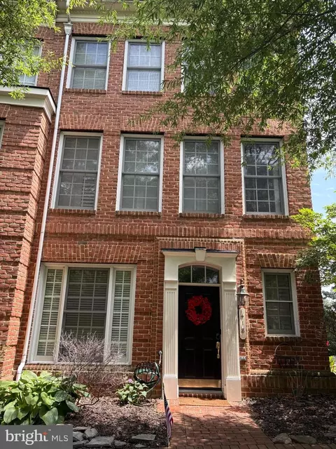 418 Ferdinand Day Dr, Alexandria, VA 22304