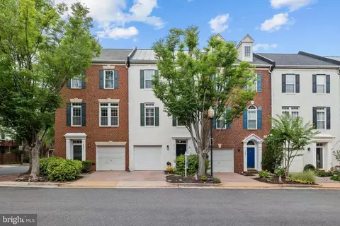 5011 Waple Ln, Alexandria, VA 22304