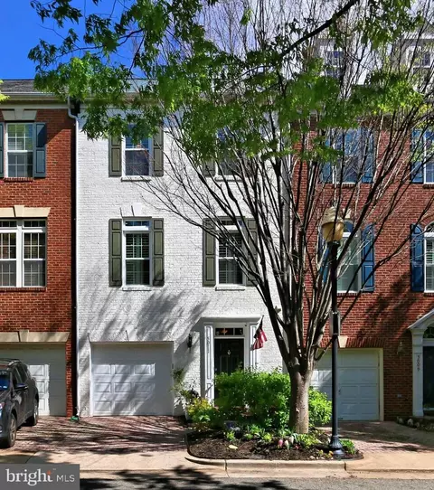 5011 Waple Ln, Alexandria, VA 22304