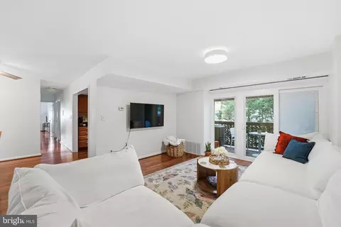 49 Skyhill Rd #204, Alexandria, VA 22314