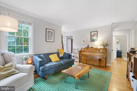 1901 Scroggins Rd, Alexandria, VA 22302