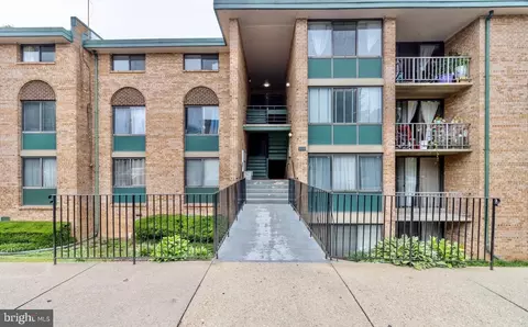 525 N Armistead St N #302, Alexandria, VA 22312